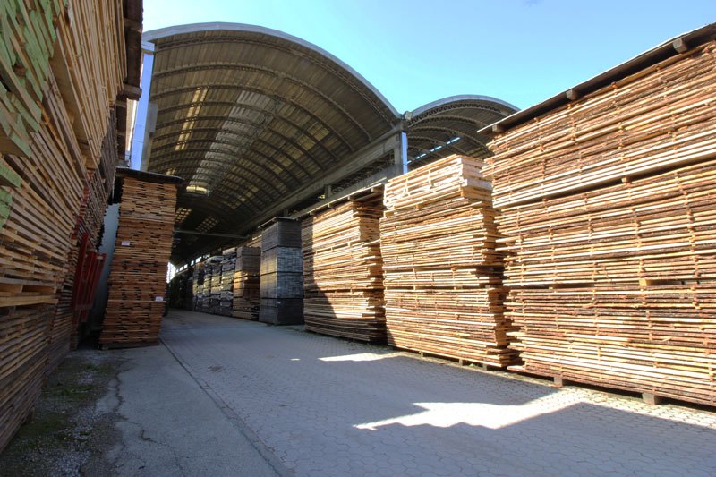 Cataste di legna tagliata in capannone